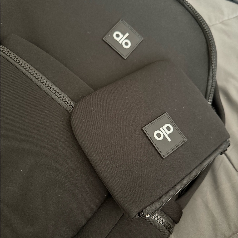 ALO Yoga Charcoal Men's Backpack - Picture 4 of 4